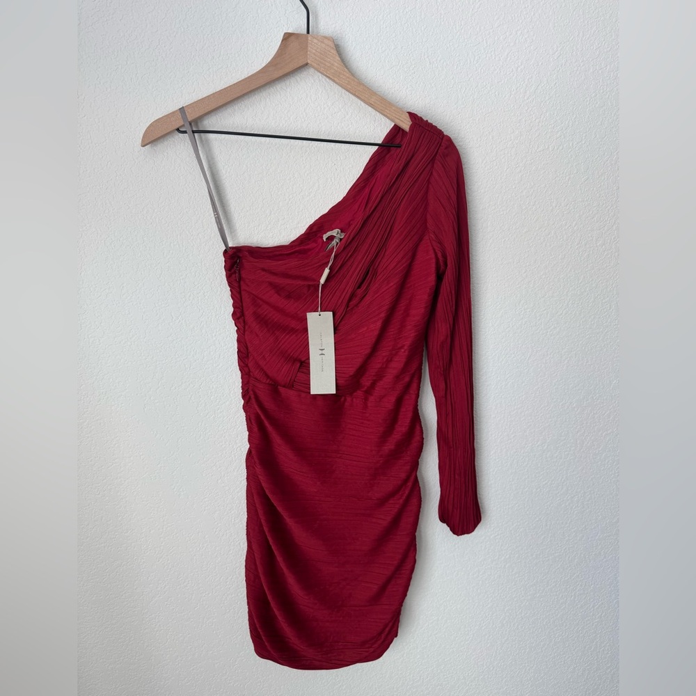 Halston Off Shoulder Asymetrical Sheath
Dress Red NWT MSRP $489 / Size 6 - Picture 3 of 12